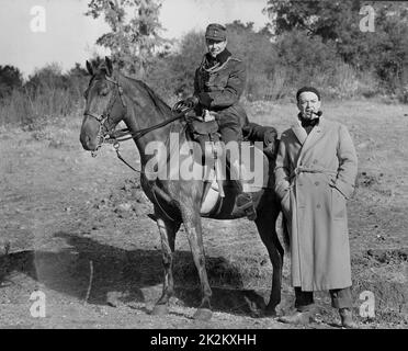 Hotel Imperial Year : 1939 USA Directeur : Robert Florey Robert Florey, Ray Milland sur le set Banque D'Images