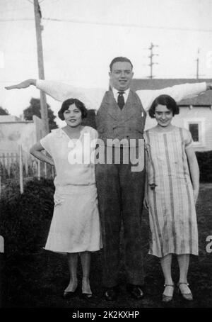 Robert Florey avec deux actrices françaises Renée Adorée et Mira Adorée (sœurs) vers 1923 Banque D'Images