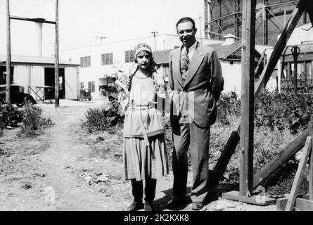 Norma Talmadge (actrice) et Robert Florey (réalisateur adjoint) ont travaillé ensemble dans le film The Woman disputed 1928 USA Shooting Picture basé sur la boule de SUIF de Guy de Maupassant Banque D'Images