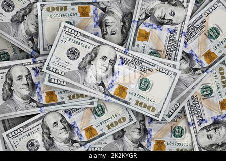 Pile de billets éparpillés de 100 dollars. 3D illustration Banque D'Images