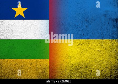 Drapeau national de la République centrafricaine avec drapeau national de l'Ukraine. Grunge l'arrière-plan Banque D'Images