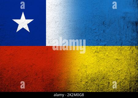 La République du Chili drapeau national avec drapeau national de l'Ukraine. Grunge l'arrière-plan Banque D'Images