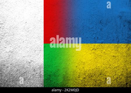 La République de Madagascar drapeau national avec drapeau national de l'Ukraine. Grunge l'arrière-plan Banque D'Images