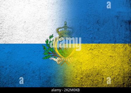 La République de Saint-Marin drapeau national avec drapeau national de l'Ukraine. Grunge l'arrière-plan Banque D'Images