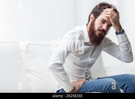 Que puis-je faire maintenant ? se demande un homme Banque D'Images