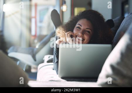 Jeune femme se détendant sur un canapé au soleil Banque D'Images