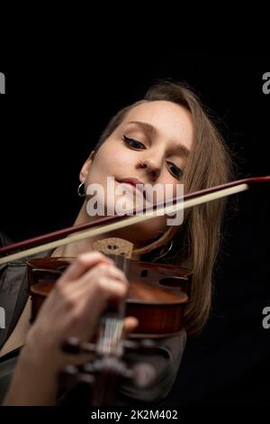 Violoniste professionnelle passionnée Banque D'Images