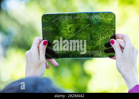 tourisme utilisant la réalité augmentée sur une tablette transparente Banque D'Images