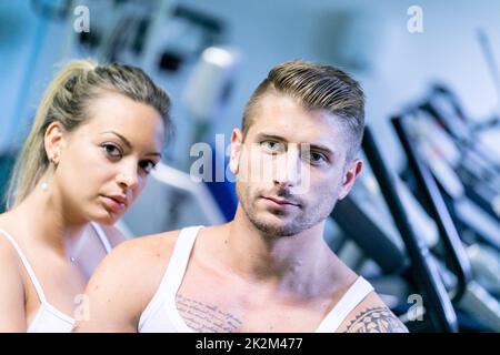 baskets homme et femme dans une salle de sport Banque D'Images