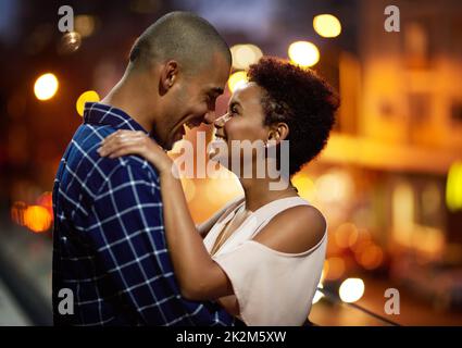 Je pourrais regarder ensemble dans vos yeux. Photo courte d'un jeune couple affectueux lors d'une visite en ville. Banque D'Images