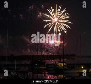 Feux d'artifice à Malahide Marina pour célébrer tout le travail effectué par le service de santé pendant la pandémie de Covid-19. Banque D'Images