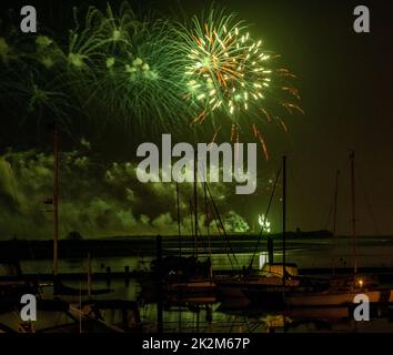 Feux d'artifice à Malahide Marina pour célébrer tout le travail effectué par le service de santé pendant la pandémie de Covid-19. Banque D'Images