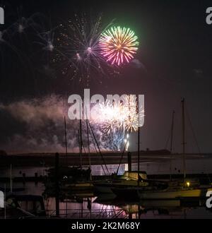 Feux d'artifice à Malahide Marina pour célébrer tout le travail effectué par le service de santé pendant la pandémie de Covid-19. Banque D'Images