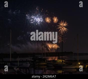 Feux d'artifice à Malahide Marina pour célébrer tout le travail effectué par le service de santé pendant la pandémie de Covid-19. Banque D'Images