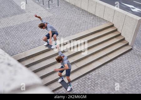 Le patinage est plus qu'un passe-temps. Photo de skateboarders dans la ville. Banque D'Images