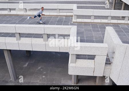 Le patinage est plus qu'un passe-temps. Photo de skateboarders dans la ville. Banque D'Images