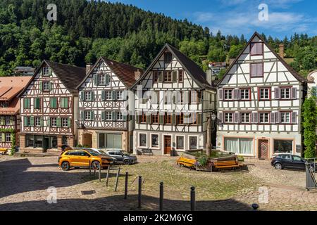 Fachwerkhäuser am Marktplatz à Schiltach, Schwarzwald, Bade-Wurtemberg, Allemagne | Maisons à colombages sur la place du marché à Schiltach, Black F Banque D'Images