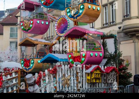 Colmar, France - décembre 2019 : décorations colorées de Noël, sélectif Banque D'Images