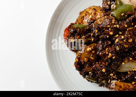 Bœuf de style chinois sauté sur fond blanc Banque D'Images