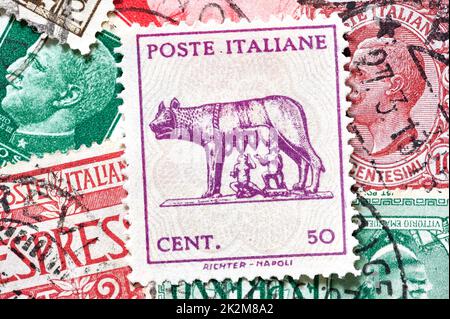 Madrid, Espagne; 09-22-2022: Timbre-poste de l'Italie, avec l'image de la légende de Romulus et Remus suckled par un loup-she, formant un tog de fond Banque D'Images