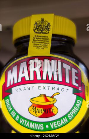 Gros plan d'un pot d'extrait de levure de Marmite empilé sur une étagère de supermarché à Londres, Angleterre, Royaume-Uni Banque D'Images