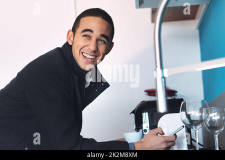 Un jeune homme d'affaires heureux fait une pause pour une tasse de café Banque D'Images