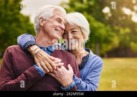 Deux cœurs pleins d'amour.Photo d'un couple senior heureux dans le parc. Banque D'Images