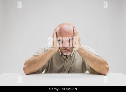 Ennuyé homme âgé avec une expression glum découragée Banque D'Images