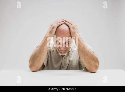 Homme déprimé assis à la table Banque D'Images