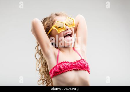 Une petite fille très amusante portant des lunettes tendance Banque D'Images