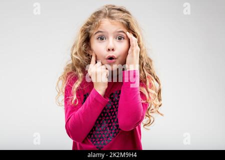 Jolie petite fille avec un regard d'étonnement Banque D'Images