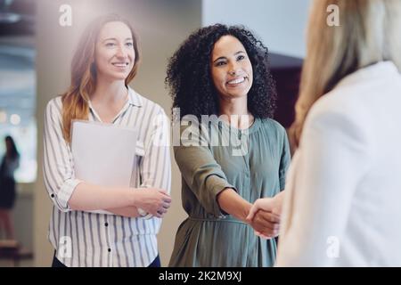 J'ai hâte de travailler avec vous. Photo courte de deux jeunes femmes d'affaires qui se brandient à la main lors d'une réunion dans la salle de conférence. Banque D'Images