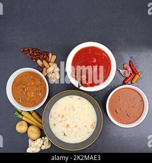 Soupe pour l'âme. Prise de vue en studio en grand angle de délicieuses soupes sur une table. Banque D'Images