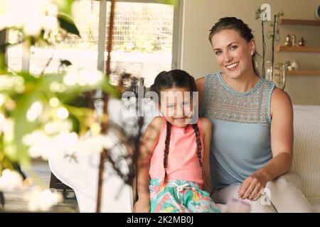 Nous avons attendu toute la semaine pour passer un moment de qualité. Photo rognée d'une mère et d'une fille passant du temps ensemble à la maison. Banque D'Images