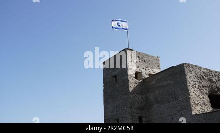 Les ruines du poste de police de mandat britannique à Ein Tina au début de la réserve naturelle d'Amud Stream, en haute Galilée, dans le nord d'Israël. Bâtiment en béton historique avec drapeau israélien sur le dessus Banque D'Images