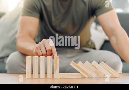 La puissance est entre vos mains. Cliché d'un homme inreconnaissable jouant avec des blocs à la maison. Banque D'Images