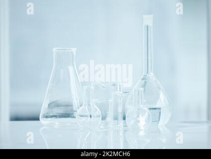 Vous devez être exact avec vos mesures. Prise de vue d'une variété de béchers en verre dans un laboratoire. Banque D'Images