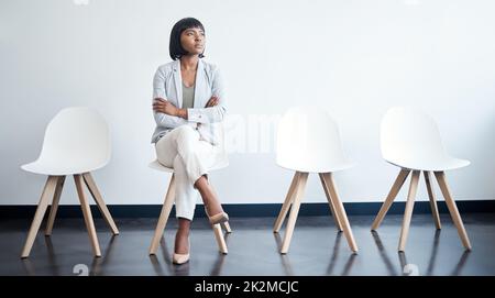 Trouvez votre place. Photo d'une jeune femme d'affaires attendant dans un bureau. Banque D'Images