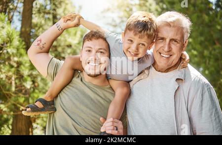 Voyage pour garçons. Portrait court d'un beau jeune homme campant dans les bois avec son père et son fils. Banque D'Images