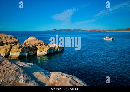 Bateau à voile sur la plage de Sarakiniko en mer Égée, île de Milos , Grèce Banque D'Images