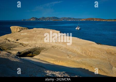 Bateau à voile sur la plage de Sarakiniko en mer Égée, île de Milos , Grèce Banque D'Images