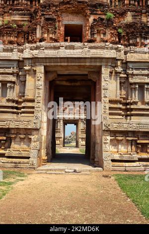 Porte en gopuram. Ruines à Hampi, Karnataka, Inde Banque D'Images