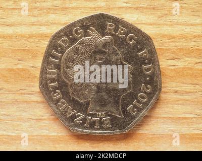 50 pence coin, côté opposé montrant la Reine, monnaie du Royaume-Uni Banque D'Images
