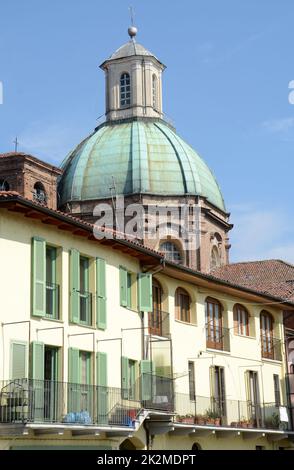 Le centre historique d'origine médiévale de Gassino Torinese avec les maisons colorées de la Piazza Sampieri et le dôme en cuivre Renaissance du Spirito Banque D'Images