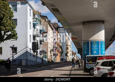 Le pont surélevé au-dessus de la rue Altenhagener près de la gare principale, niveau 2, route fédérale 54, Hagen, Rhénanie-du-Nord-Westphalie, Allemagne. Die Hochbruecke uebe Banque D'Images