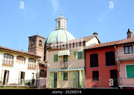 Le centre historique d'origine médiévale de Gassino Torinese avec les maisons colorées de la Piazza Sampieri et le dôme en cuivre Renaissance du Spirito Banque D'Images
