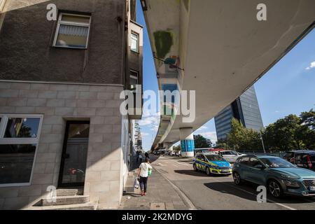 Le pont surélevé au-dessus de la rue Altenhagener près de la gare principale, niveau 2, route fédérale 54, Hagen, Rhénanie-du-Nord-Westphalie, Allemagne. Die Hochbruecke uebe Banque D'Images