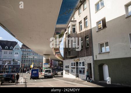 Le pont surélevé au-dessus de la rue Altenhagener près de la gare principale, niveau 2, route fédérale 54, Hagen, Rhénanie-du-Nord-Westphalie, Allemagne. Die Hochbruecke uebe Banque D'Images