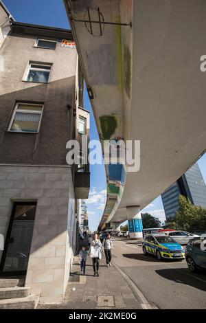 Le pont surélevé au-dessus de la rue Altenhagener près de la gare principale, niveau 2, route fédérale 54, Hagen, Rhénanie-du-Nord-Westphalie, Allemagne. Die Hochbruecke uebe Banque D'Images