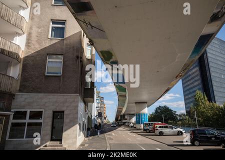 Le pont surélevé au-dessus de la rue Altenhagener près de la gare principale, niveau 2, route fédérale 54, Hagen, Rhénanie-du-Nord-Westphalie, Allemagne. Die Hochbruecke uebe Banque D'Images